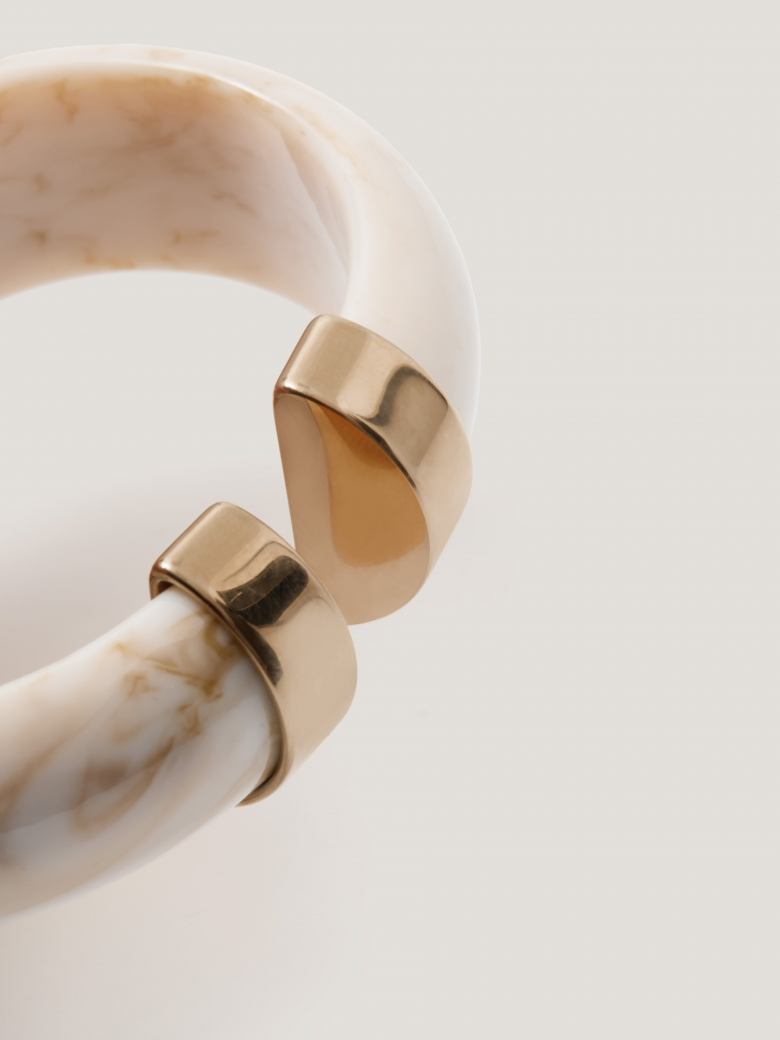 Bracelet with a marbled effect