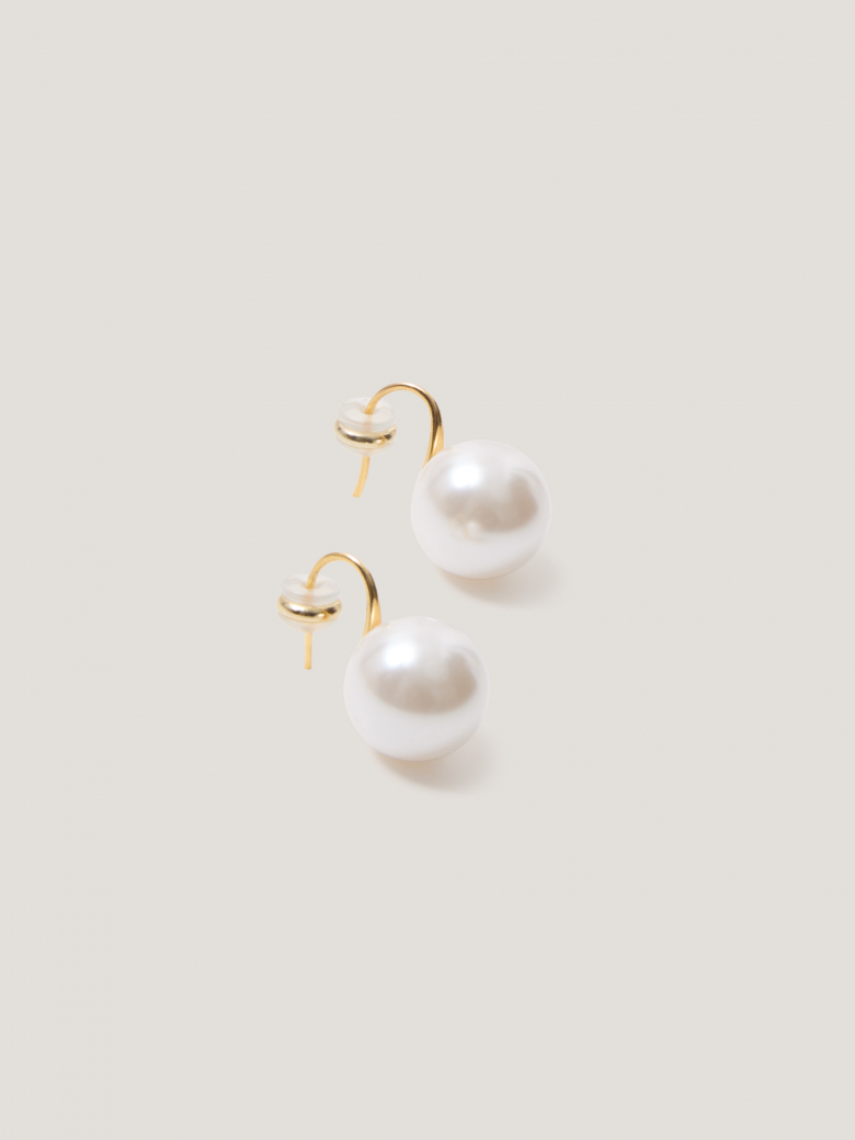 Elegant pearl earrings