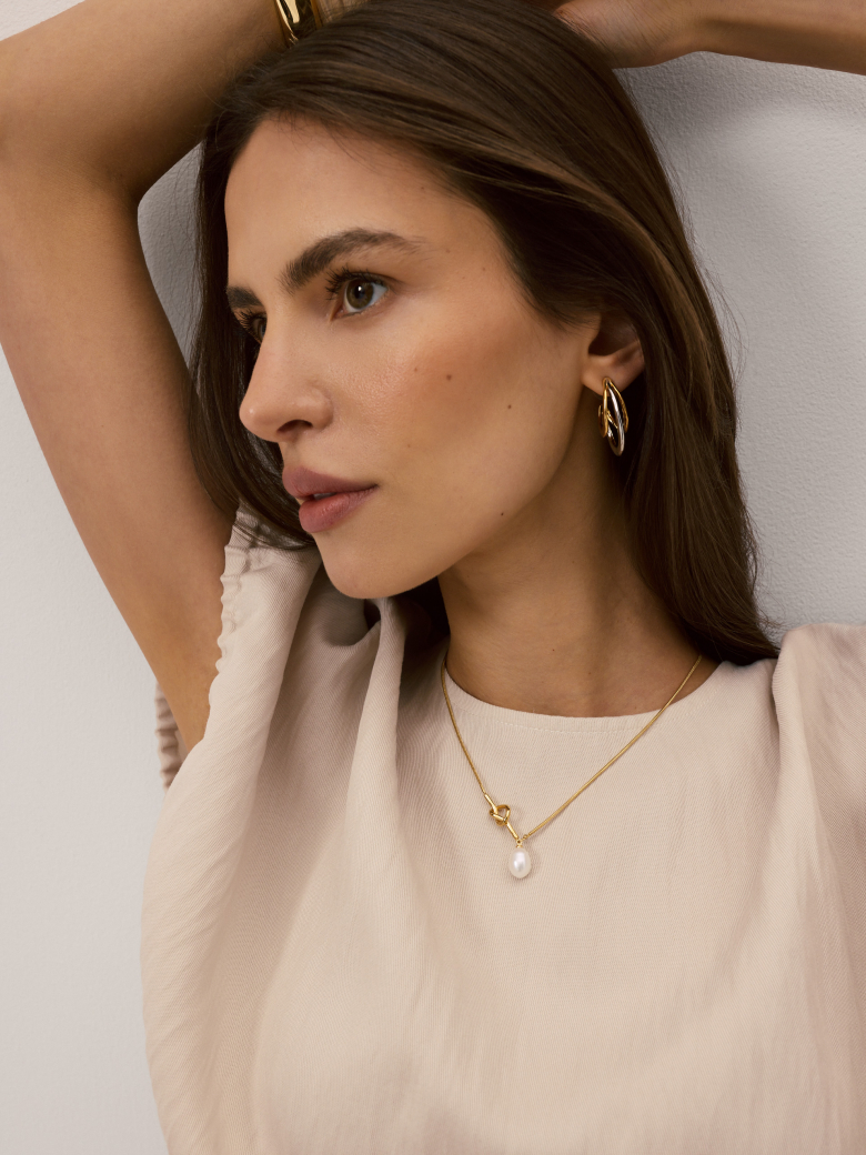 Gold-plated pearl necklace